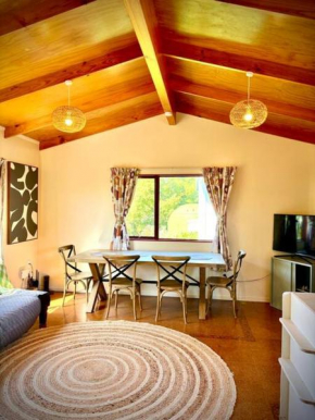 Spacious one bedroom guesthouse close to town